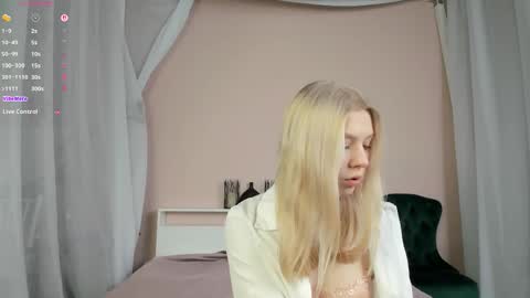 Snapshot of _innocent_soul_ chatting on 12-19-25, 07:26 Daisy online show from 12-19-25, 07:26