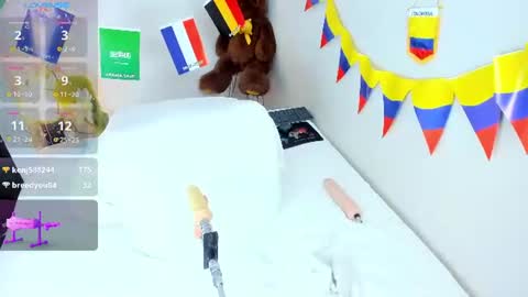 Snapshot of _jasminnee_ chatting on 07-11-26, 06:10 _jasminnee_ online show from 07-11-26, 06:10