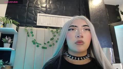 Mia online show from 01-11-25, 05:18