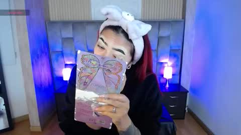 Mia online show from 10-10-25, 01:43