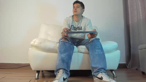 Snapshot of _juanes__ chatting on 01-03-25, 06:35 _juanes__ online show from 01-03-25, 06:35