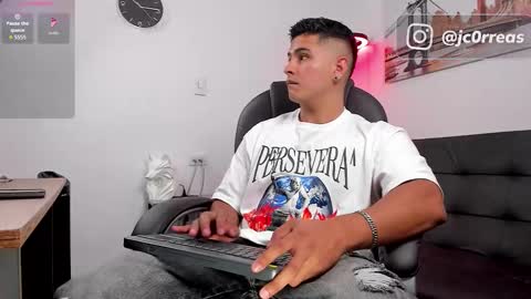 Snapshot of _juanes__ chatting on 10-15-25, 10:32 _juanes__ online show from 10-15-25, 10:32