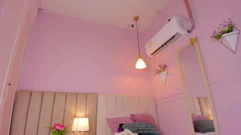 Snapshot of _karol_18 chatting on 10-25-25, 12:45 karol online show from 10-25-25, 12:45