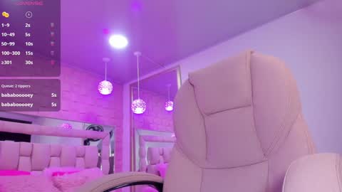 Snapshot of _laaura_ chatting on 12-22-24, 01:33 Laura online show from 12-22-24, 01:33