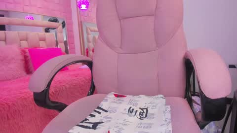 Snapshot of _laaura_ chatting on 03-02-25, 03:16 Laura online show from 03-02-25, 03:16