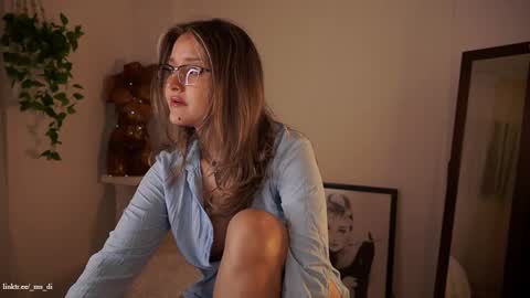 Snapshot of _lady_di chatting on 10-18-25, 03:42 Not on OF Some stuff for sale online show from 10-18-25, 03:42