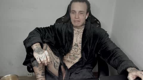 Snapshot of _layne chatting on 12-13-24, 01:55 Layne online show from 12-13-24, 01:55