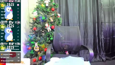 Snapshot of _litle_mily_ chatting on 12-28-24, 01:29 Mily online show from 12-28-24, 01:29