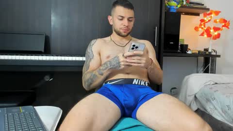 Snapshot of _logan_s chatting on 12-02-25, 10:53 logan online show from 12-02-25, 10:53