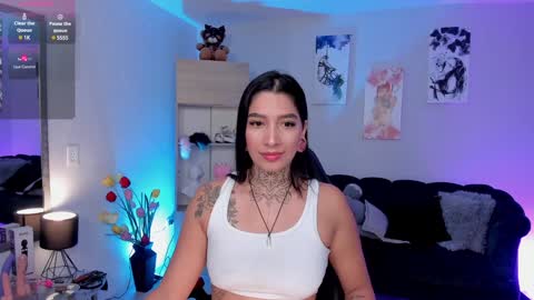 Snapshot of _louane_bour chatting on 01-27-25, 01:19 Laura Independent Model online show from 01-27-25, 01:19