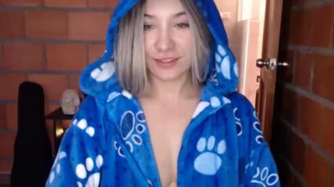 Snapshot of _lunablondie_ chatting on 01-10-25, 05:02 _lunablondie_ online show from 01-10-25, 05:02