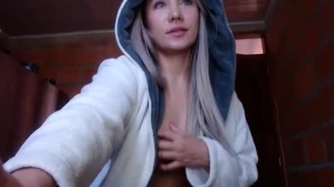 Snapshot of _lunablondie_ chatting on 01-15-25, 03:29 _lunablondie_ online show from 01-15-25, 03:29