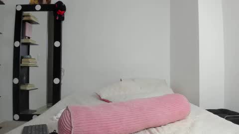 Snapshot of _lunapetite chatting on 09-27-25, 02:05 Luna online show from 09-27-25, 02:05