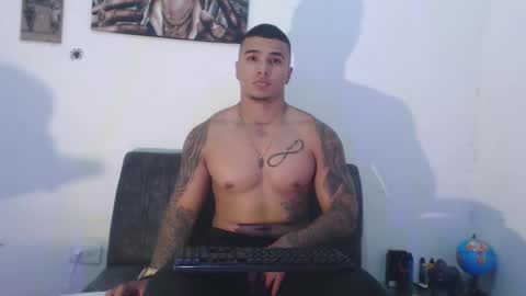 Snapshot of _luxury_23 chatting on 02-26-25, 04:25 STIVEN online show from 02-26-25, 04:25