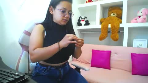 Snapshot of _miaaleon chatting on 01-11-25, 12:50 Mia online show from 01-11-25, 12:50