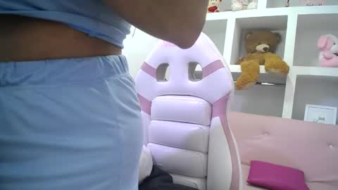 Snapshot of _miaaleon chatting on 01-22-25, 01:00 Mia online show from 01-22-25, 01:00