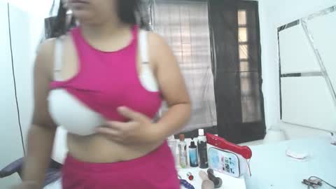 Snapshot of _miaaleon chatting on 01-28-25, 12:00 Mia online show from 01-28-25, 12:00