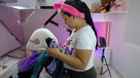 Snapshot of _miaaleon chatting on 10-20-25, 12:38 Mia online show from 10-20-25, 12:38