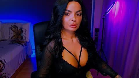 Snapshot of _milani_ chatting on 11-10-25, 06:29 Milani online show from 11-10-25, 06:29