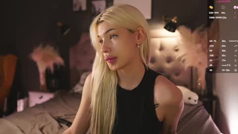 Snapshot of _miumiu_ chatting on 02-22-25, 08:53 Sasha online show from 02-22-25, 08:53