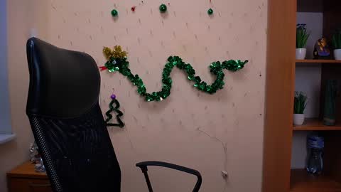 Snapshot of _nicole_new chatting on 12-18-24, 11:45 Nica online show from 12-18-24, 11:45