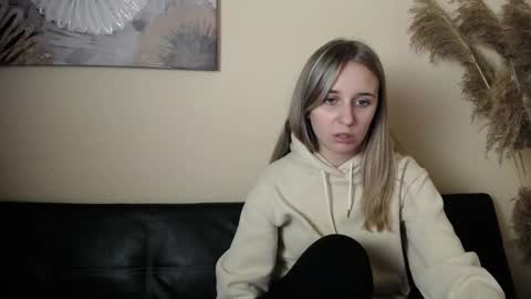 Snapshot of _nicole_new chatting on 11-09-25, 03:43 Nica online show from 11-09-25, 03:43