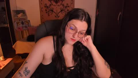 Snapshot of _peach__ chatting on 04-28-26, 04:06 violeta ig online show from 04-28-26, 04:06