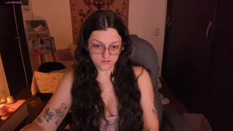 Snapshot of _peach__ chatting on 06-04-26, 03:01 violeta ig online show from 06-04-26, 03:01