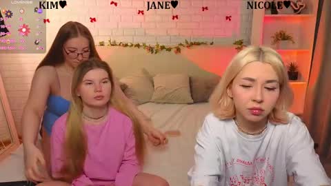 Merlizz Eva Jane Mila Nicole  left to right  online show from 04-12-26, 08:14