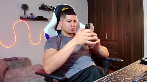 Snapshot of _robertobaggio chatting on 02-22-25, 02:19 Roberto online show from 02-22-25, 02:19