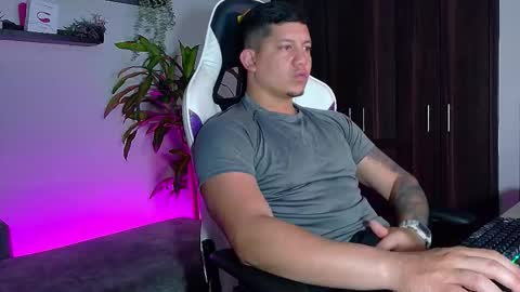 Snapshot of _robertobaggio chatting on 11-23-25, 07:30 Roberto online show from 11-23-25, 07:30