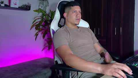 Snapshot of _robertobaggio chatting on 11-25-25, 01:11 Roberto online show from 11-25-25, 01:11