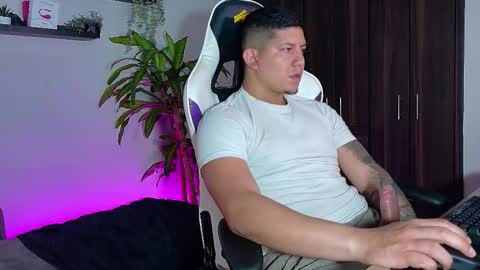 Snapshot of _robertobaggio chatting on 11-28-25, 03:58 Roberto online show from 11-28-25, 03:58