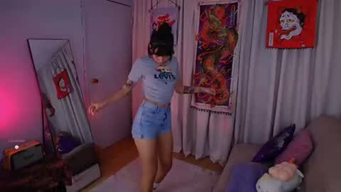 Laura online show from 07-22-26, 04:15