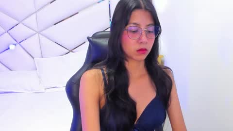 Snapshot of _skinnydoll chatting on 09-19-25, 12:34 Lana online show from 09-19-25, 12:34