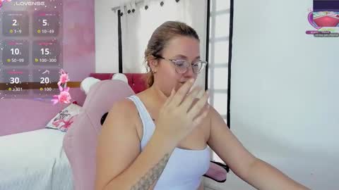 Snapshot of _sophia_sweet20 chatting on 11-12-25, 07:24 online show from 11-12-25, 07:24