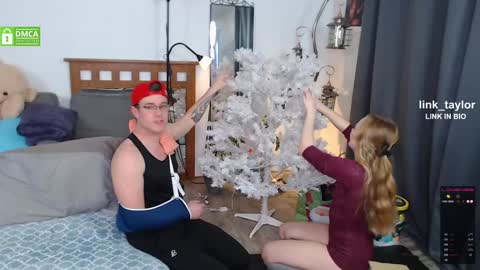 Snapshot of _taylormoon chatting on 12-27-24, 10:59 Link Taylor online show from 12-27-24, 10:59