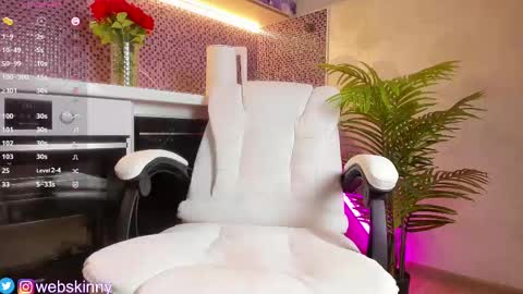 Snapshot of _top_skinny chatting on 03-09-25, 01:04 Julia online show from 03-09-25, 01:04