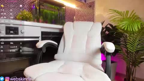 Snapshot of _top_skinny chatting on 09-17-25, 03:30 Julia online show from 09-17-25, 03:30