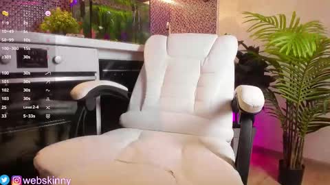 Snapshot of _top_skinny chatting on 09-22-25, 06:59 Julia online show from 09-22-25, 06:59