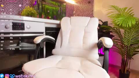 Snapshot of _top_skinny chatting on 09-26-25, 03:32 Julia online show from 09-26-25, 03:32