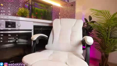 Snapshot of _top_skinny chatting on 11-22-25, 03:11 Julia online show from 11-22-25, 03:11