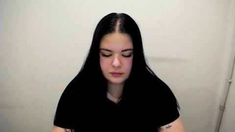 Snapshot of _trisha_li chatting on 10-27-25, 02:43 Trisha online show from 10-27-25, 02:43