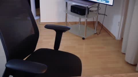 Snapshot of _trythis_ chatting on 12-06-24, 12:23 _trythis_ online show from 12-06-24, 12:23