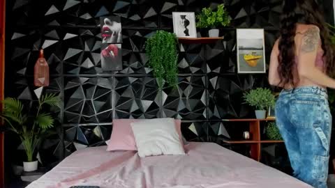 Snapshot of _valentina_69 chatting on 10-23-25, 02:16 _valentina_69 online show from 10-23-25, 02:16