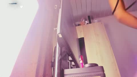 Snapshot of _valeriaa chatting on 10-02-25, 05:03 online show from 10-02-25, 05:03