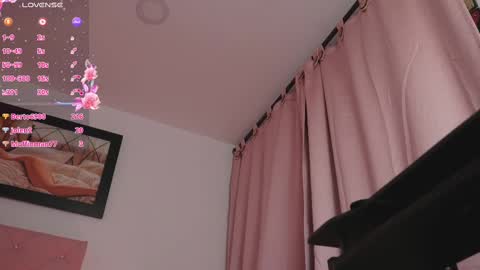 Snapshot of _victoria_florez chatting on 03-05-25, 01:21 VICTORIA online show from 03-05-25, 01:21