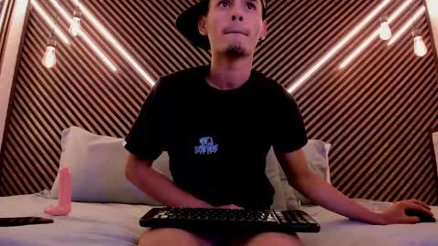  white fox  online show from 02-19-25, 07:39