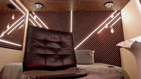  white fox  online show from 02-20-25, 08:28