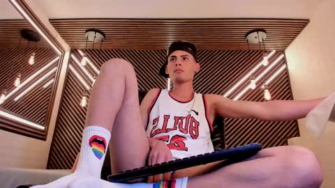  white fox  online show from 02-21-25, 05:24